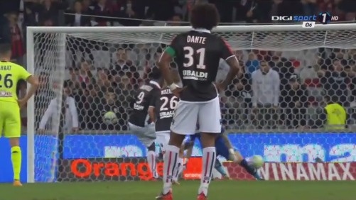 日12岁电竞神童辍学逐梦《堡垒之夜》 父母力挺引争议