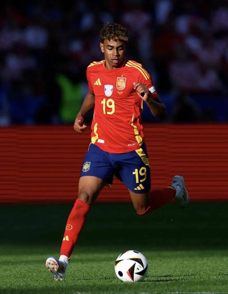 谢什科梅开二度难救主，2-2爆冷！曼联3连平，利物浦隔空收礼