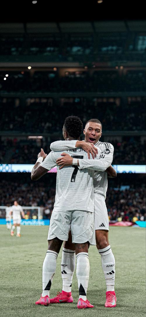 SLAM晒伦纳德昨日战胜勇士赛场照：科怀再次出击